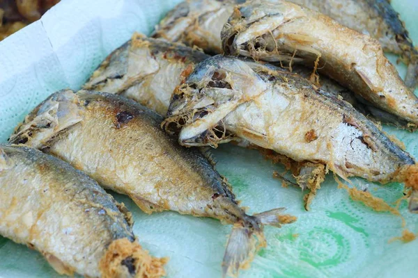Pesce di sgombro fritto delizioso al cibo di strada — Foto Stock