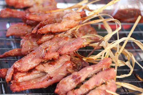 Sokak gıdada ızgara güneş Kurutulmuş domuz eti
