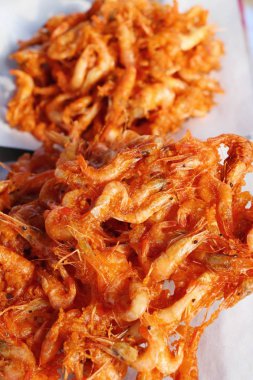 Kızarmış karides lezzetli kek içinde belgili tanımlık çarşı