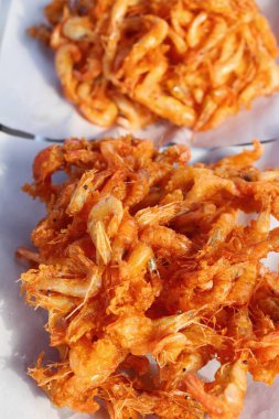 Kızarmış karides lezzetli kek içinde belgili tanımlık çarşı