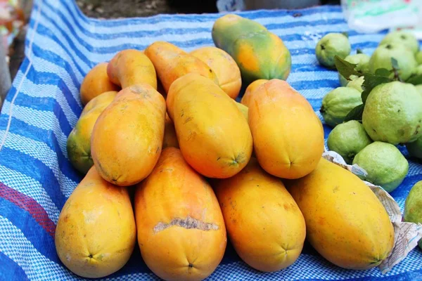 Papaya madura es deliciosa en el mercado — Foto de Stock