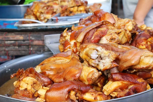 Jambe de porc cuite délicieuse dans la nourriture de rue — Photo