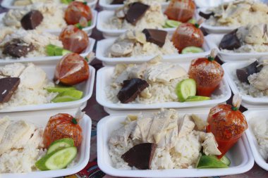 Tavuk sosu ile lezzetli haşlanmış pirinç