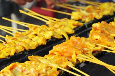 Izgara domuz eti satay Ocak, sokak gıda