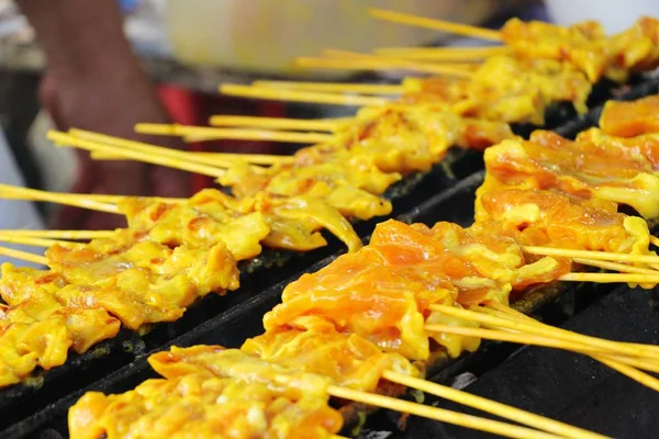 Izgara domuz eti satay Ocak, sokak gıda — Stok fotoğraf