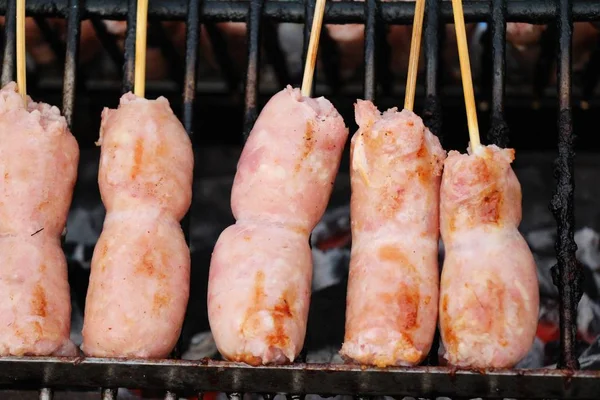 Salsicha grelhada Ásia é delicioso no mercado — Fotografia de Stock