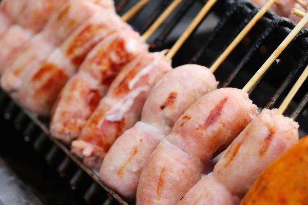 Bratwurst vom Grill schmeckt auf dem Markt — Stockfoto