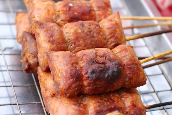 Bratwurst vom Grill schmeckt auf dem Markt — Stockfoto