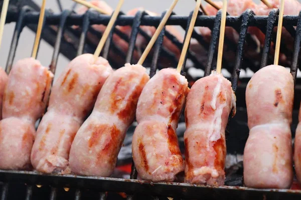 Bratwurst vom Grill schmeckt auf dem Markt — Stockfoto