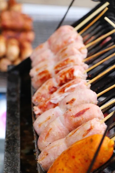 Salsicha grelhada Ásia é delicioso no mercado — Fotografia de Stock