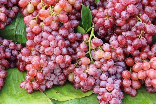 Uvas de frutas frescas deliciosas na comida de rua — Fotografia de Stock