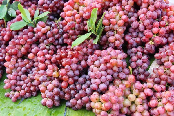 Uvas de frutas frescas deliciosas na comida de rua — Fotografia de Stock
