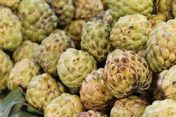 La pomme à sucre est délicieuse sur le marché — Photo