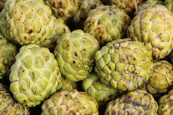 La pomme à sucre est délicieuse sur le marché — Photo