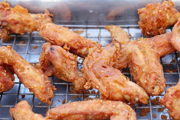 Ayam goreng sangat lezat dalam makanan jalanan. — Stok Foto