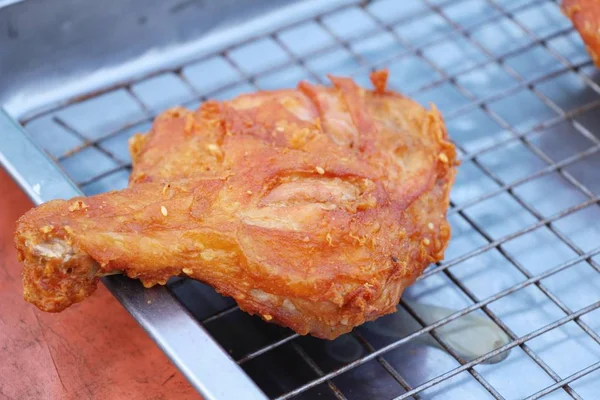 El pollo frito es delicioso en comida callejera — Foto de Stock