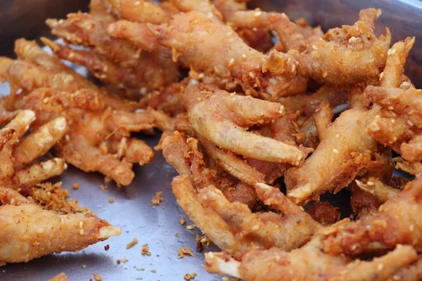 Gebratene Hühnerfüße sind köstlich auf dem Markt — Stockfoto