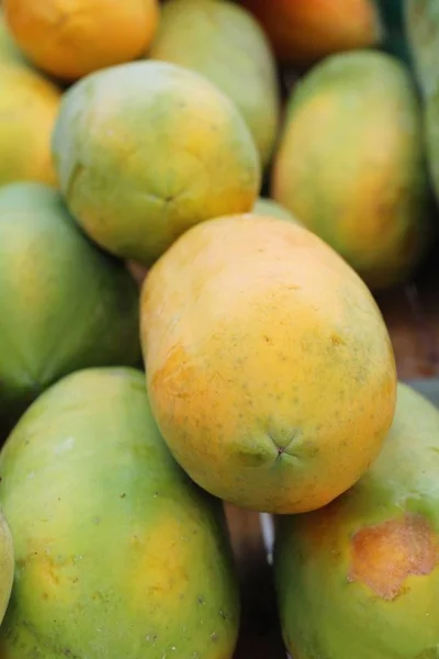 Ripe papaya is delicious in the market — Stock Photo, Image