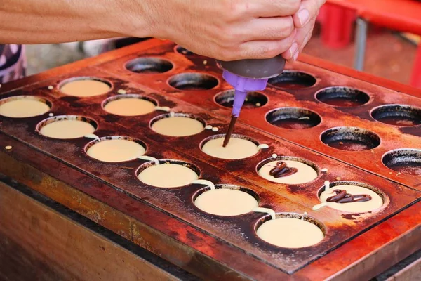 Dorayaki, Japanse zoete pannenkoeken op straat eten — Stockfoto