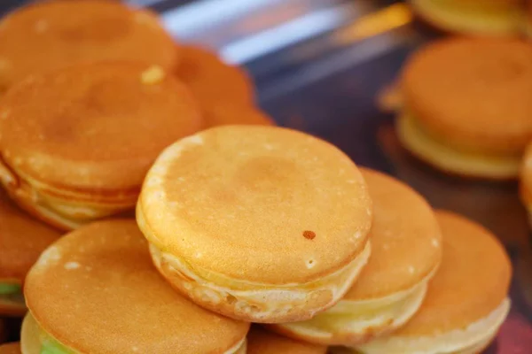 Dorayaki, japonské sladké palačinky u pouličního jídla — Stock fotografie