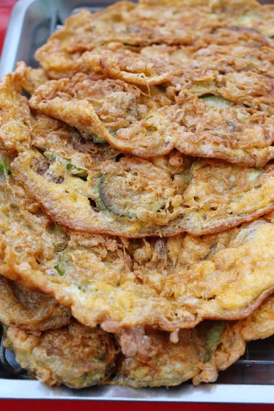 Goreng acacia pennata omelette lezat di pasar — Stok Foto