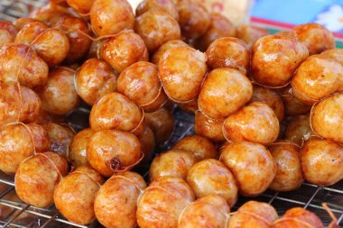 Izgara sosis Asya pazarında lezzetlidir
