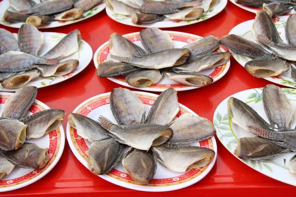 Poisson séché pour la cuisson sur le marché — Photo