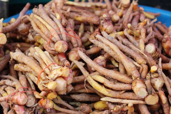 Имбирный корень для приготовления пищи на рынке — стоковое фото