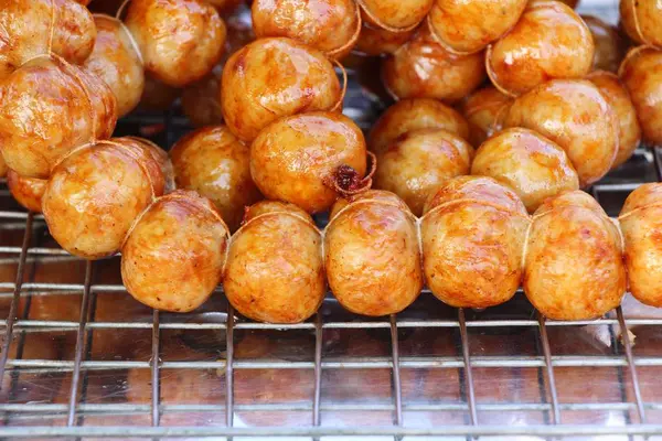 Izgara sosis Asya pazarında lezzetlidir