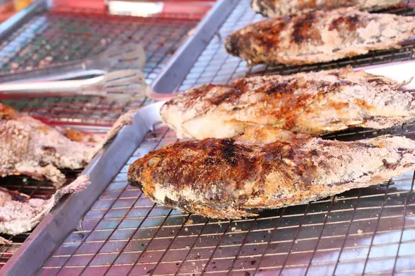 Grillad fisk är läckra i marknaden — Stockfoto