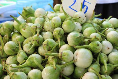 Taze patlıcan yeşil organik pazar