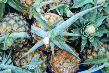 Taze ananas sokak yemeklerinde lezzetlidir.