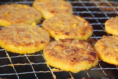 Izgara yapışkan pirinç lezzetli kaplama yumurta ile