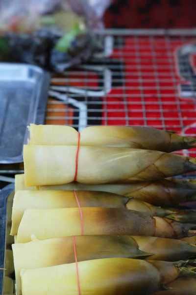 Pousse de bambou doux pour la cuisson au marché — Photo