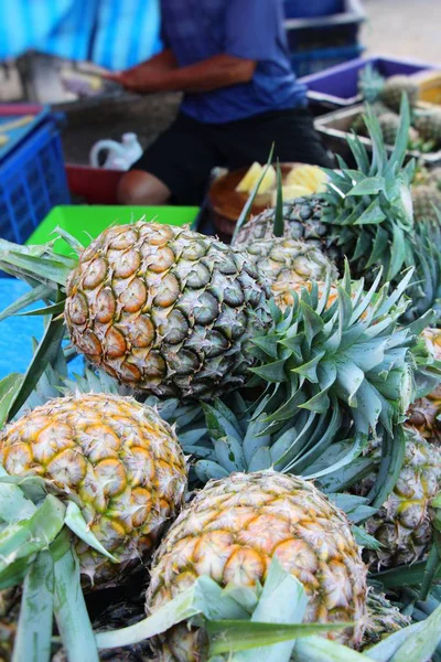L'ananas frais est délicieux dans la nourriture de rue — Photo