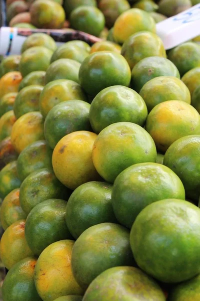Ripe orange fruit is delicious at market — Stock Photo, Image