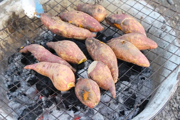 Sweet potatoes on the grill at market — Stock Photo, Image