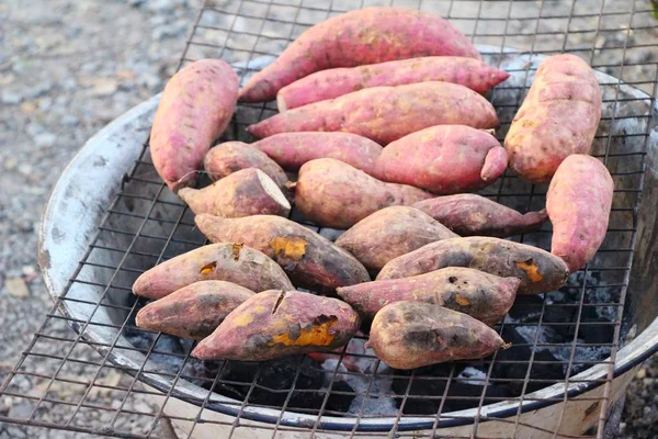 Sweet potatoes on the grill at market — Stock Photo, Image