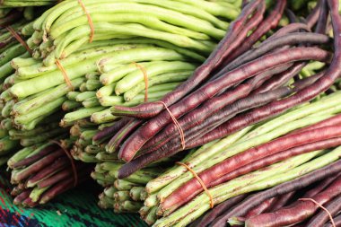 Belgili tanımlık çarşı içinde yemek pişirmek için uzun fasulye