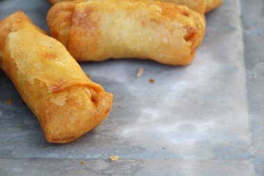 Meze yemek için geleneksel tava böreği