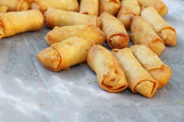Meze yemek için geleneksel tava böreği