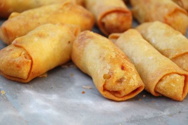 Meze yemek için geleneksel tava böreği