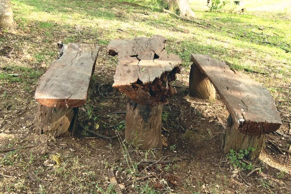 Holzstühle im Garten Vintage-Stil — Stockfoto