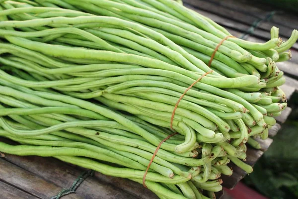 市場で調理用の長い豆 — ストック写真
