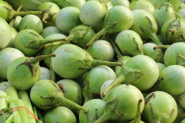 Aubergine fraîche verte bio sur le marché — Photo