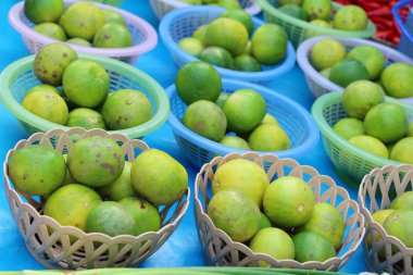 Belgili tanımlık çarşı içinde yemek pişirmek için taze limon