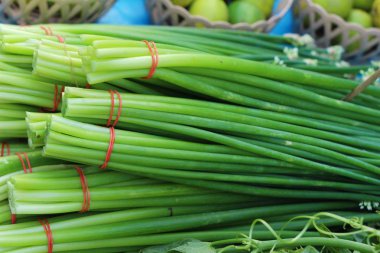 Soğan çiçek kök pazarda yemek pişirmek için