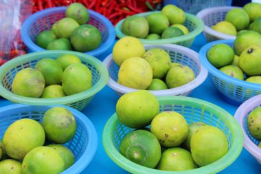 Belgili tanımlık çarşı içinde yemek pişirmek için taze limon