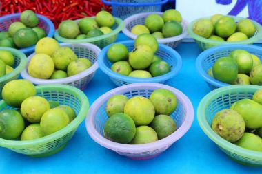 Belgili tanımlık çarşı içinde yemek pişirmek için taze limon