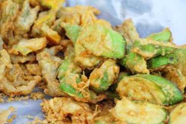 Kızarmış patlıcan omlet sokak gıda lezzetli